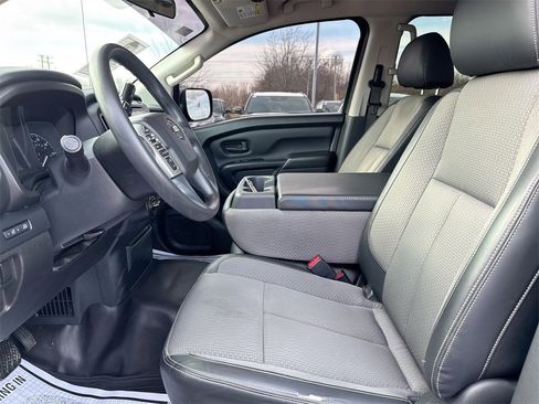 Used 2018 Nissan Titan S image 19