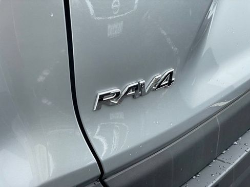Used 2019 Toyota RAV4 LE w/ Carpet Mat Package AWD/4WD image 28