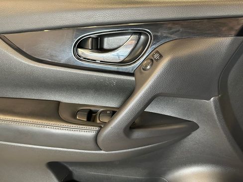 Used 2018 Nissan Rogue Sport SV AWD/4WD image 18