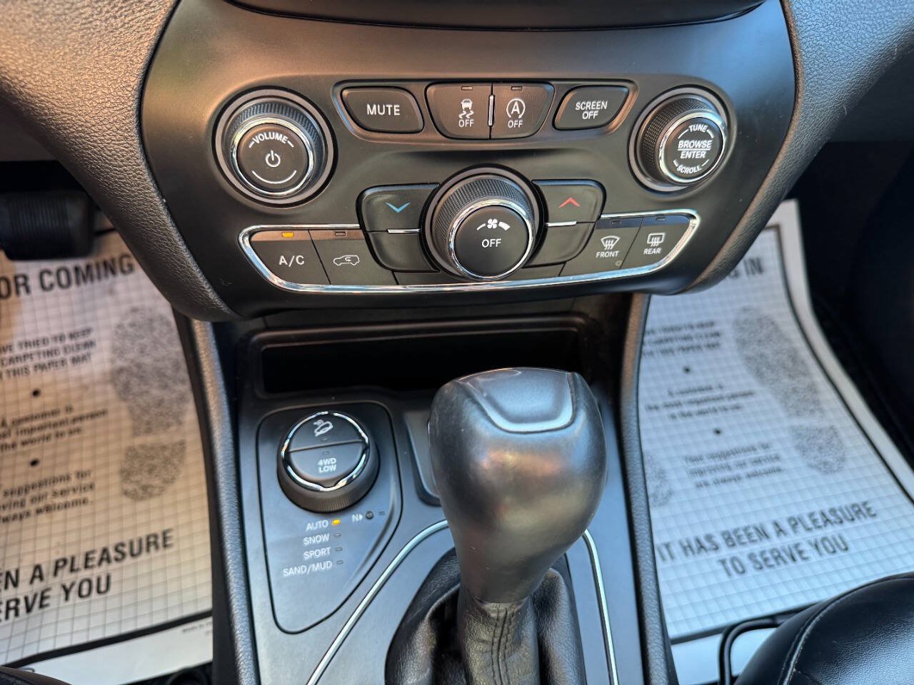Used 2019 Jeep Cherokee Latitude Plus w/ Cold Weather Group AWD/4WD image 49