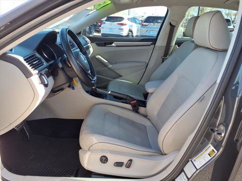 Used 2017 Volkswagen Passat 1.8T R-Line w/ R-Line Lighting Package image 19