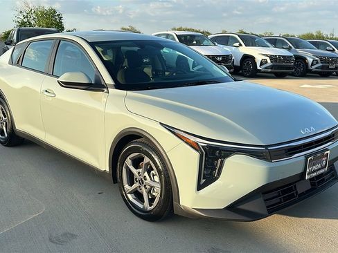 Used 2025 Kia K4 LXS image 14