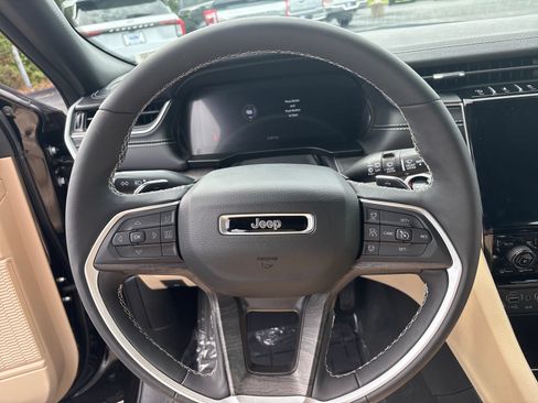 Used 2025 Jeep Grand Cherokee Limited AWD/4WD image 29