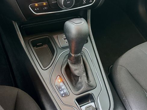 Used 2021 Jeep Cherokee Latitude FWD image 23