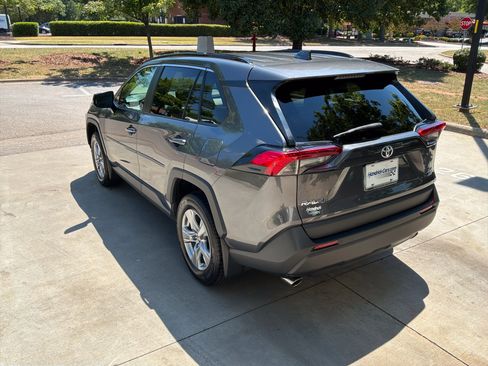 Used 2022 Toyota RAV4 XLE w/ Convenience Package AWD/4WD image 8