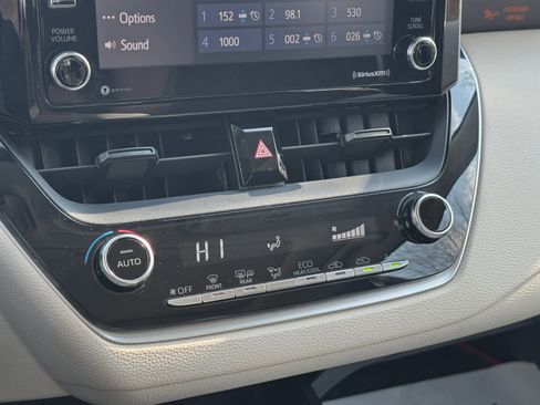 Used 2021 Toyota Corolla LE image 19
