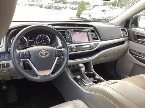 Used 2019 Toyota Highlander XLE FWD image 15