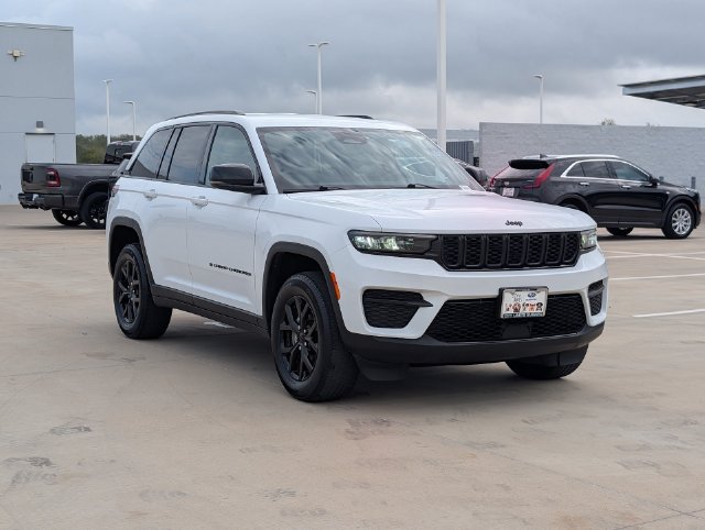 Used 2024 Jeep Grand Cherokee Altitude RWD image 7