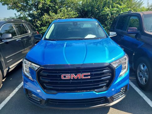 Used 2024 GMC Terrain SLE w/ Driver Convenience Package FWD image 2
