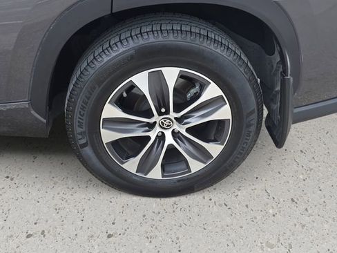 Used 2021 Toyota Highlander XLE FWD image 36