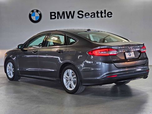 Used 2018 Ford Fusion SE w/ Fusion SE Technology Package FWD image 4