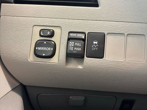 Used 2011 Toyota Sienna XLE image 6