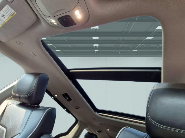 Used 2023 Chrysler Pacifica Limited FWD image 12