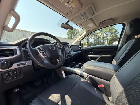 Used 2017 Nissan Titan PRO-4X AWD/4WD image 11