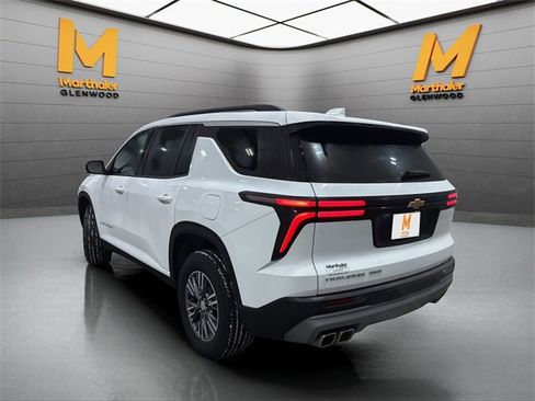 Used 2025 Chevrolet Traverse LT image 7