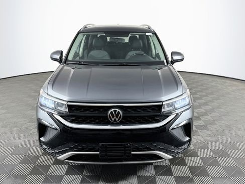 Used 2022 Volkswagen Taos SE FWD image 2