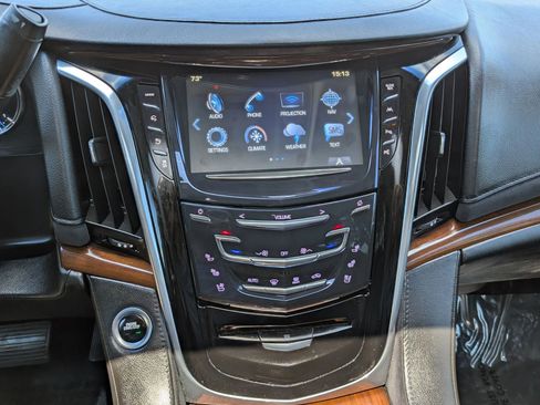 Used 2018 Cadillac Escalade ESV Luxury RWD image 30