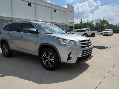 Used 2019 Toyota Highlander LE FWD image 3
