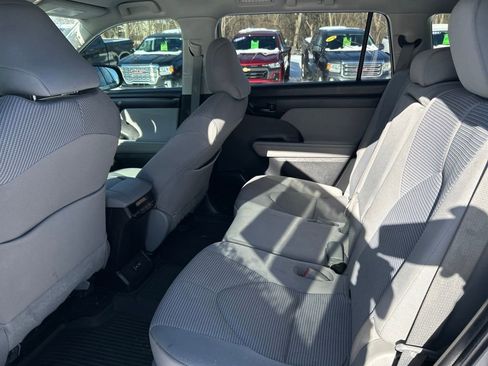 Used 2022 Toyota Highlander L image 12