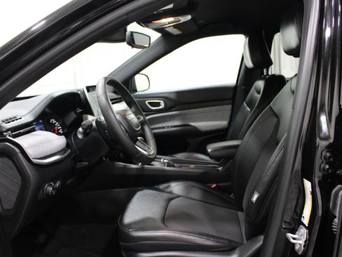 Used 2025 Jeep Compass Latitude AWD/4WD image 3