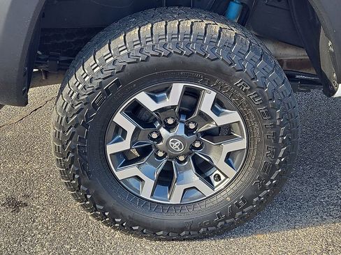 Used 2022 Toyota Tacoma TRD Off-Road w/ Technology Package image 7