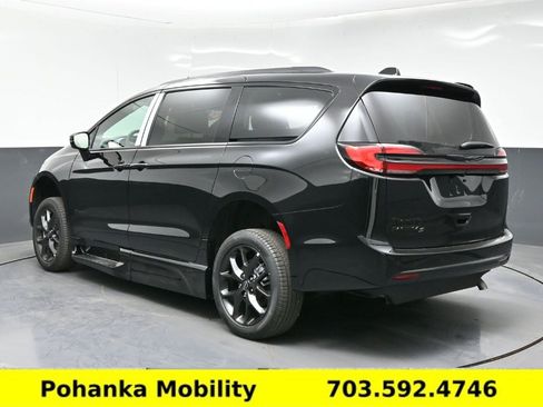 Used 2026 Chrysler Pacifica Select w/ S Appearance Package FWD image 17