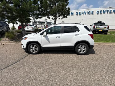 Used 2019 Chevrolet Trax LT w/ LT Convenience Package FWD image 4