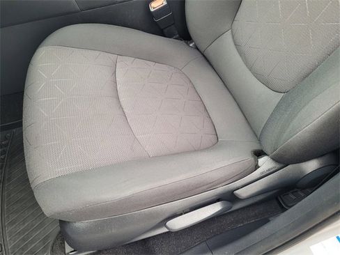 Used 2019 Toyota RAV4 LE image 10