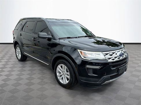Used 2018 Ford Explorer XLT image 4
