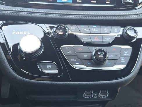 Used 2025 Chrysler Pacifica Select AWD/4WD image 15