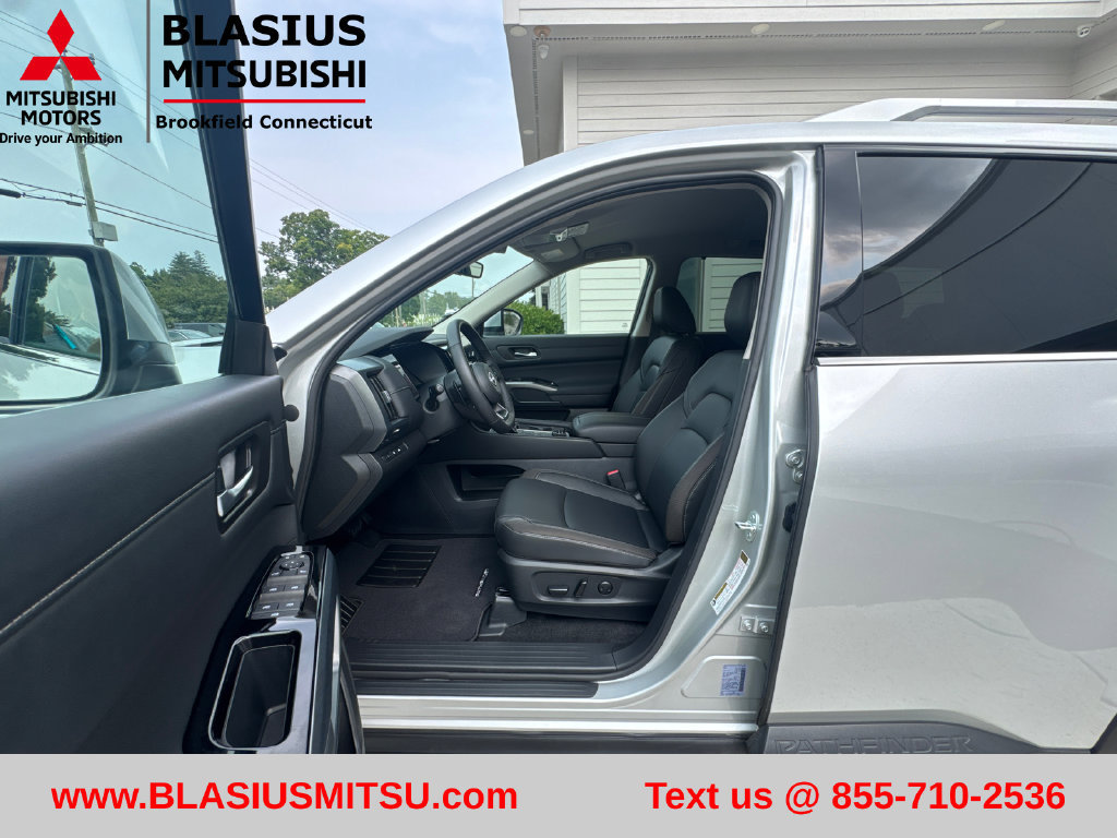 Used 2025 Nissan Pathfinder SL AWD/4WD image 12