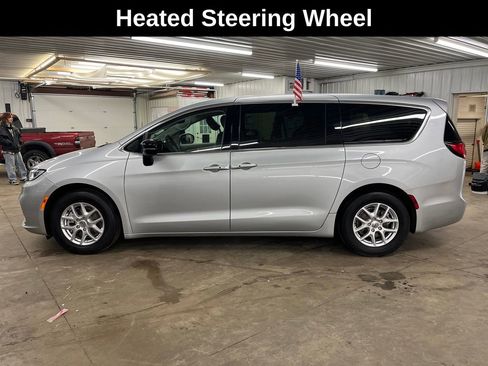 Used 2024 Chrysler Pacifica Touring-L image 2