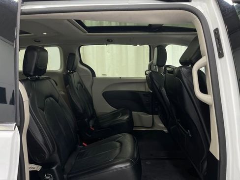 Used 2018 Chrysler Pacifica Touring-L Plus image 33