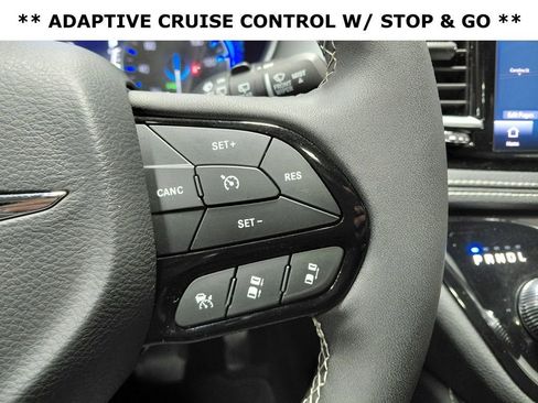 Certified 2025 Chrysler Pacifica Limited image 5