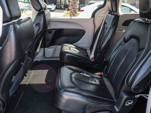 Used 2022 Chrysler Pacifica Touring-L FWD image 18
