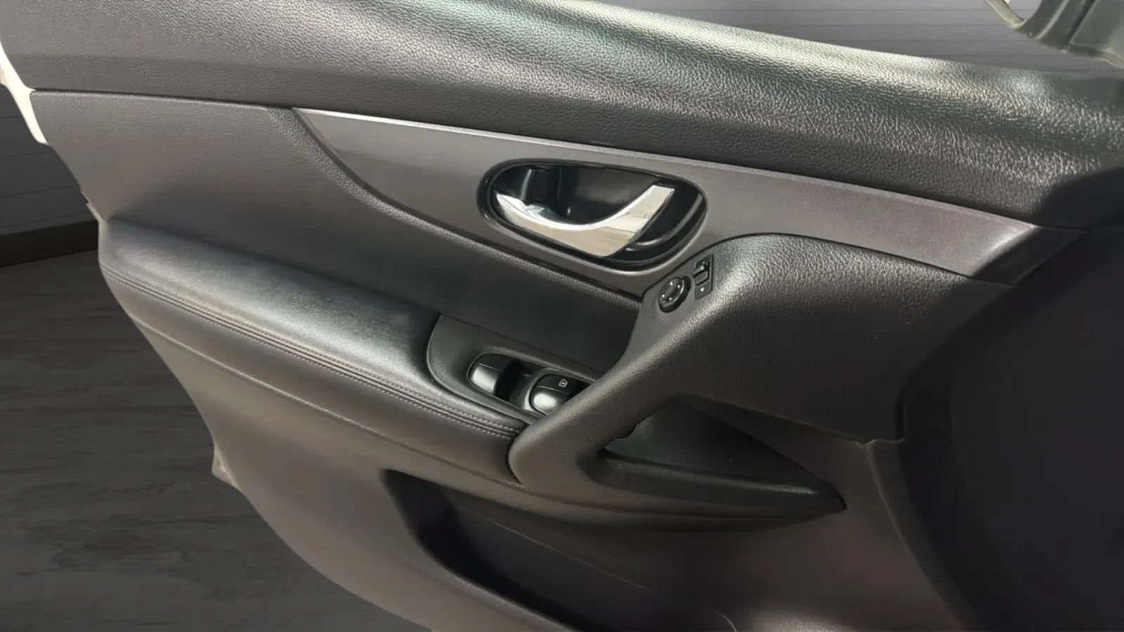Used 2017 Nissan Rogue SV FWD image 18
