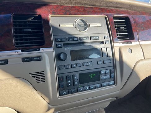 Used 2010 Lincoln Town Car Signature Limited image 26