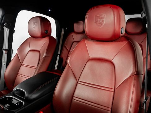 Used 2023 Porsche Cayenne Platinum Edition image 26