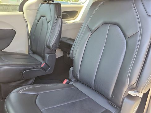 Used 2024 Chrysler Pacifica Touring-L image 9