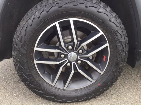 Used 2017 Jeep Grand Cherokee Trailhawk AWD/4WD image 40
