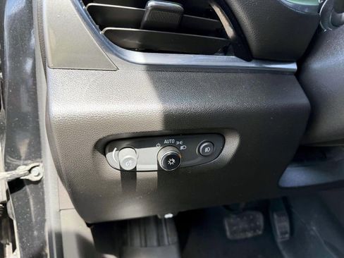 Used 2019 Chevrolet Traverse LT image 18