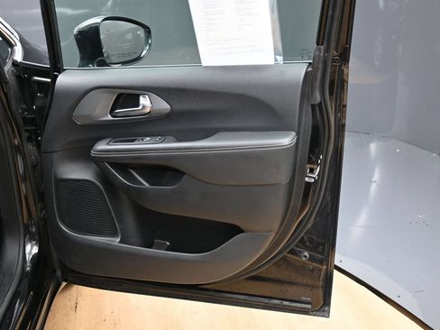 Used 2025 Chrysler Pacifica Select FWD image 40