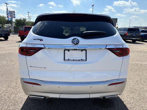 Used 2023 Buick Enclave Essence image 3