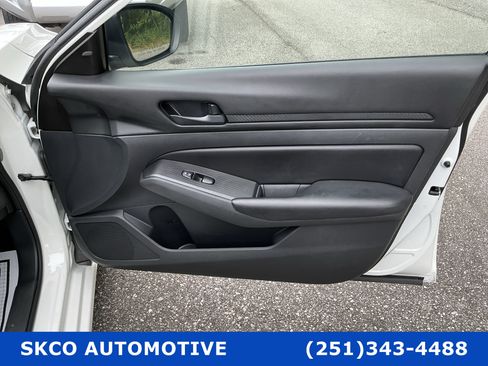 Used 2024 Nissan Altima 2.5 S FWD image 12