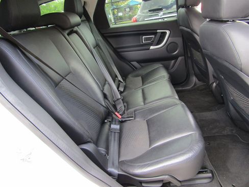 Used 2017 Land Rover Discovery Sport SE image 6