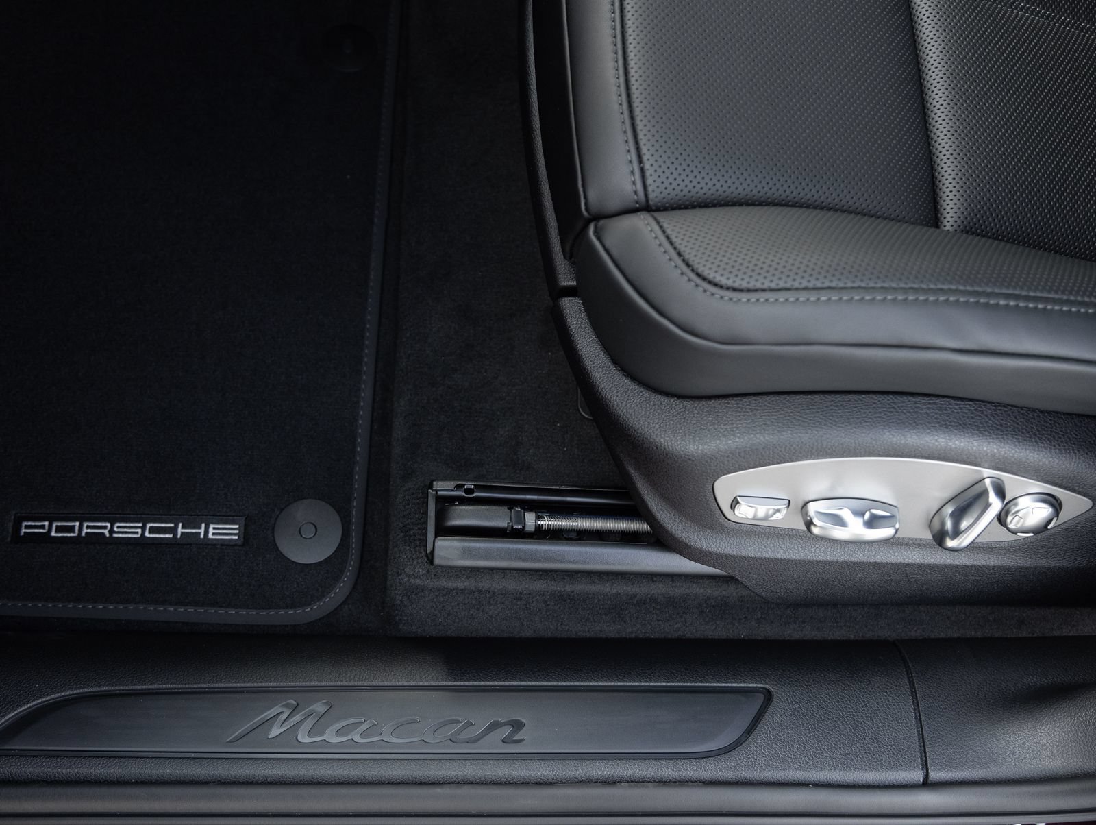Certified 2026 Porsche Macan AWD/4WD image 21