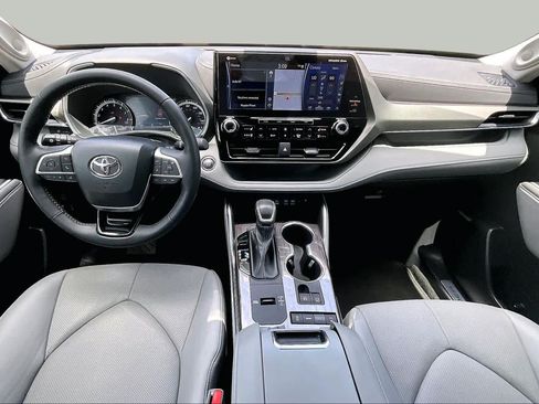 Used 2022 Toyota Highlander Limited FWD image 16