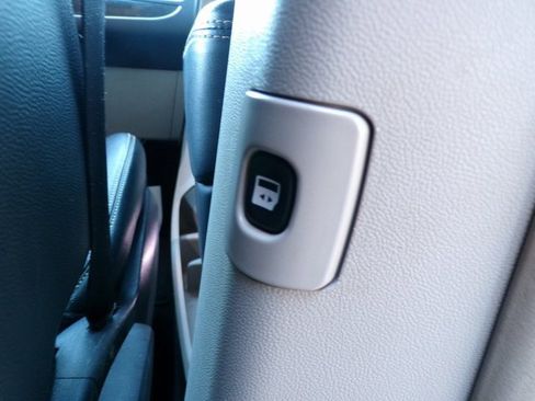 Used 2014 Chrysler Town & Country Touring image 14