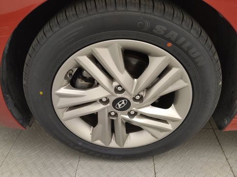 Used 2020 Hyundai Elantra SEL FWD image 31