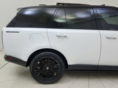 Used 2023 Land Rover Range Rover SE image 12